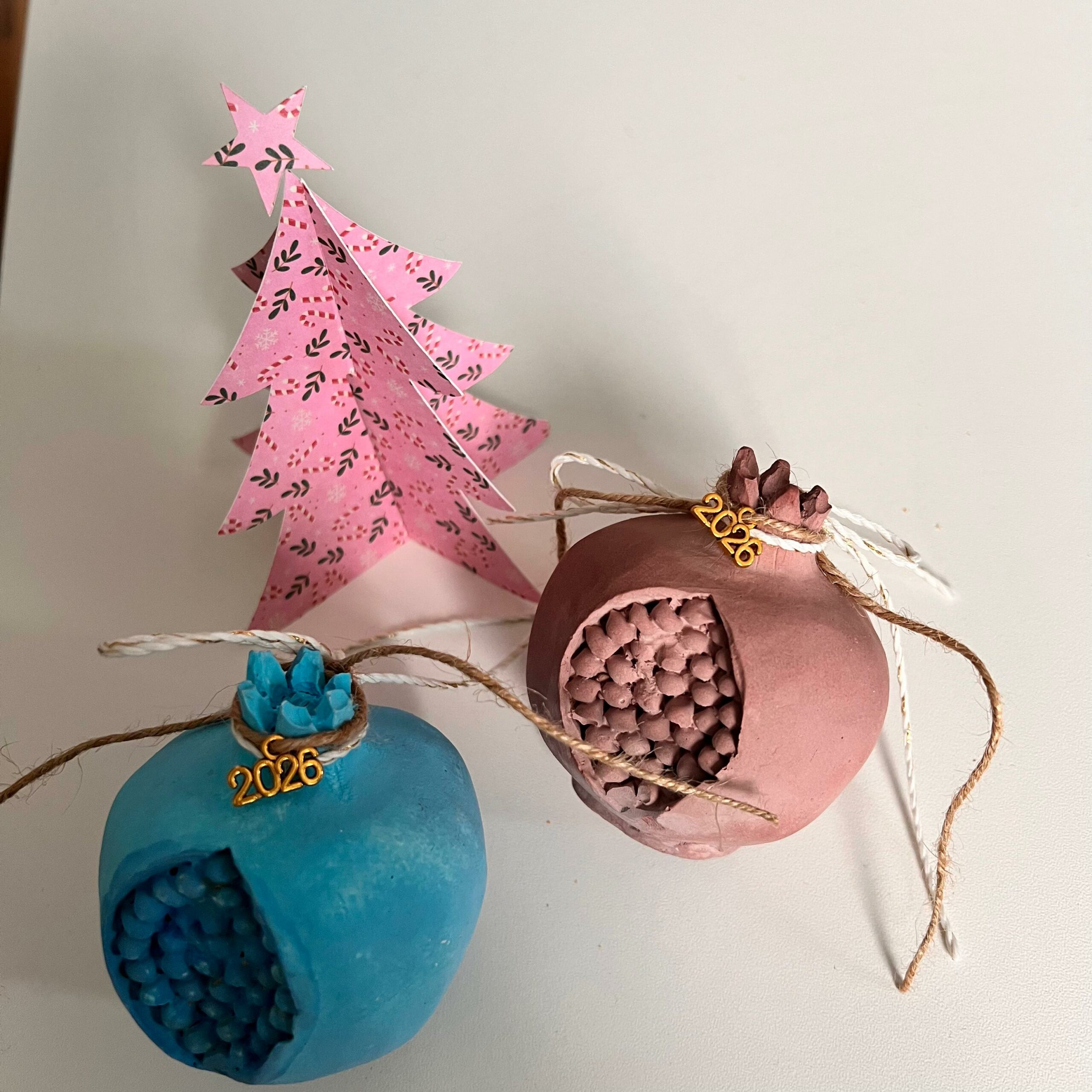 Γούρι «Ρόδι» 2026 μπορντό – Bild 3