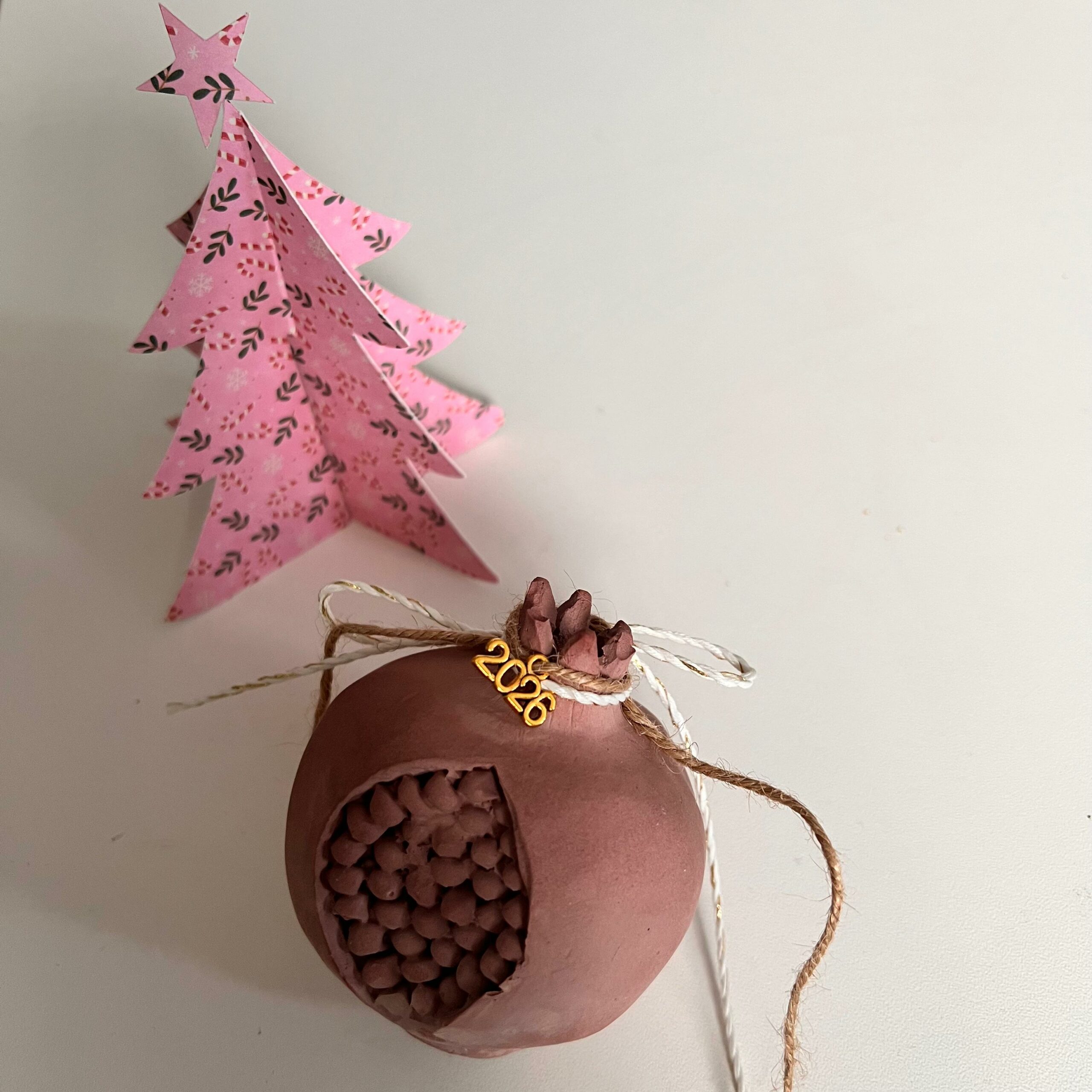 Γούρι «Ρόδι» 2026 μπορντό