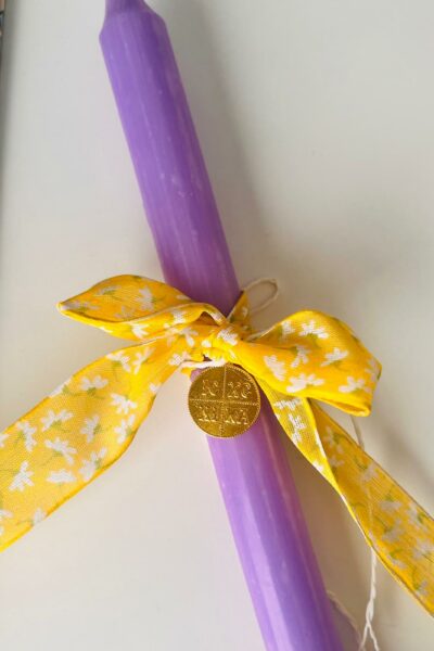 Λαμπάδα μωβ με κίτρινη λουλουδένια κορδέλα και Ιησούς Χριστός Νικά