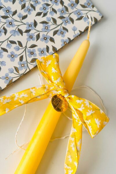 Λαμπάδα κίτρινη με κίτρινη λουλουδένια κορδέλα και Ιησούς Χριστός Νικά