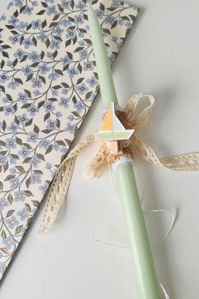 Λαμπάδα παστέλ πράσινη με καραβάκι